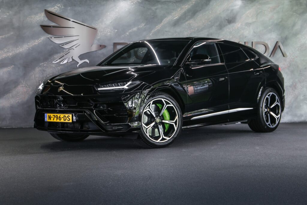Lamborghini Urus huren in het zwart met groene remklauwen