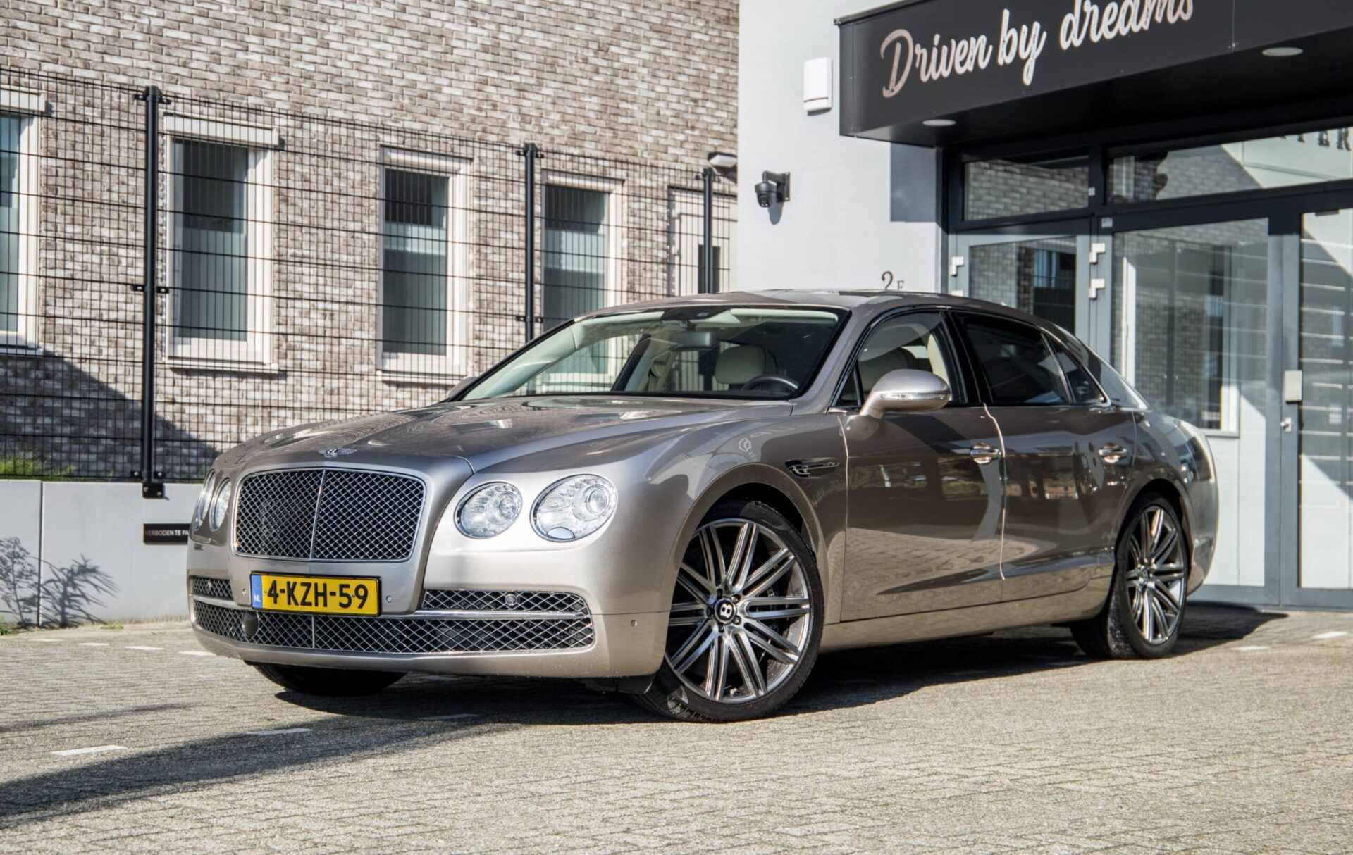 bentley flying spur buiten 5 scaled