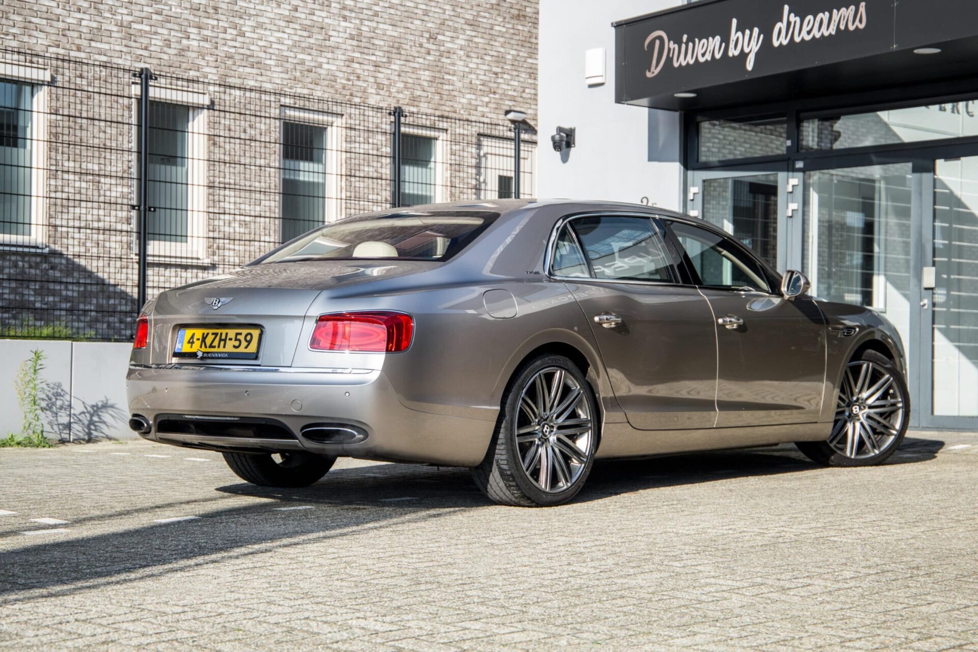 bentley flying spur buiten 6 scaled