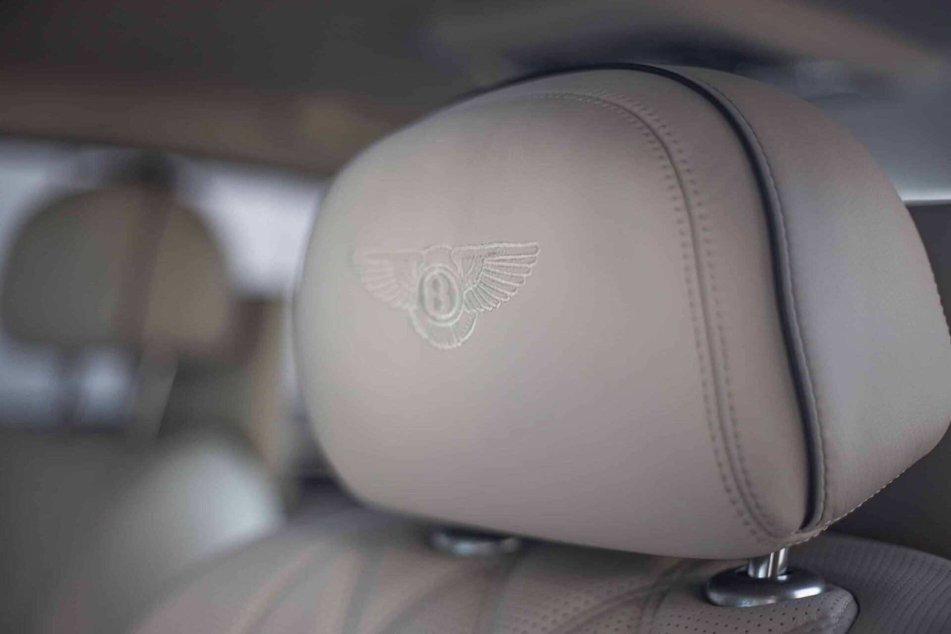 bentley flying spur hoofdsteun scaled