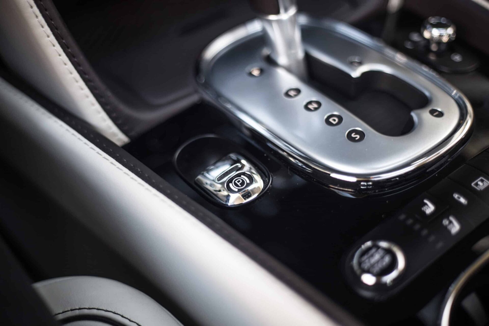 bentley flying spur interieur automaat scaled