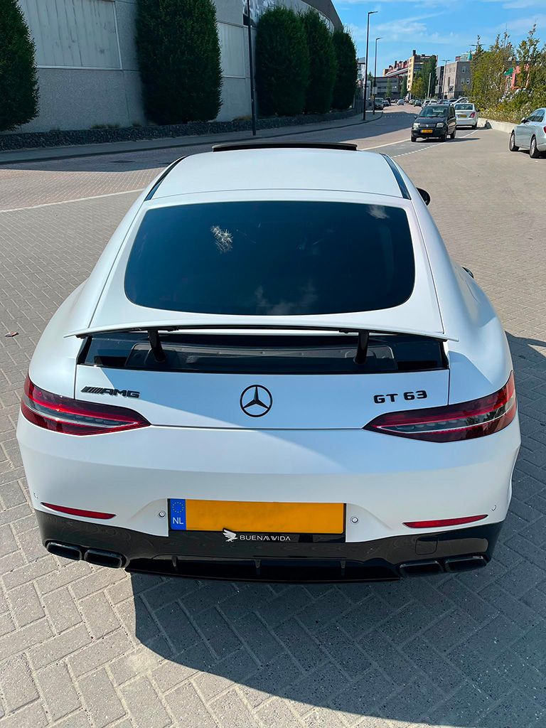 Mercedes gt63 amg wit recht van achteren