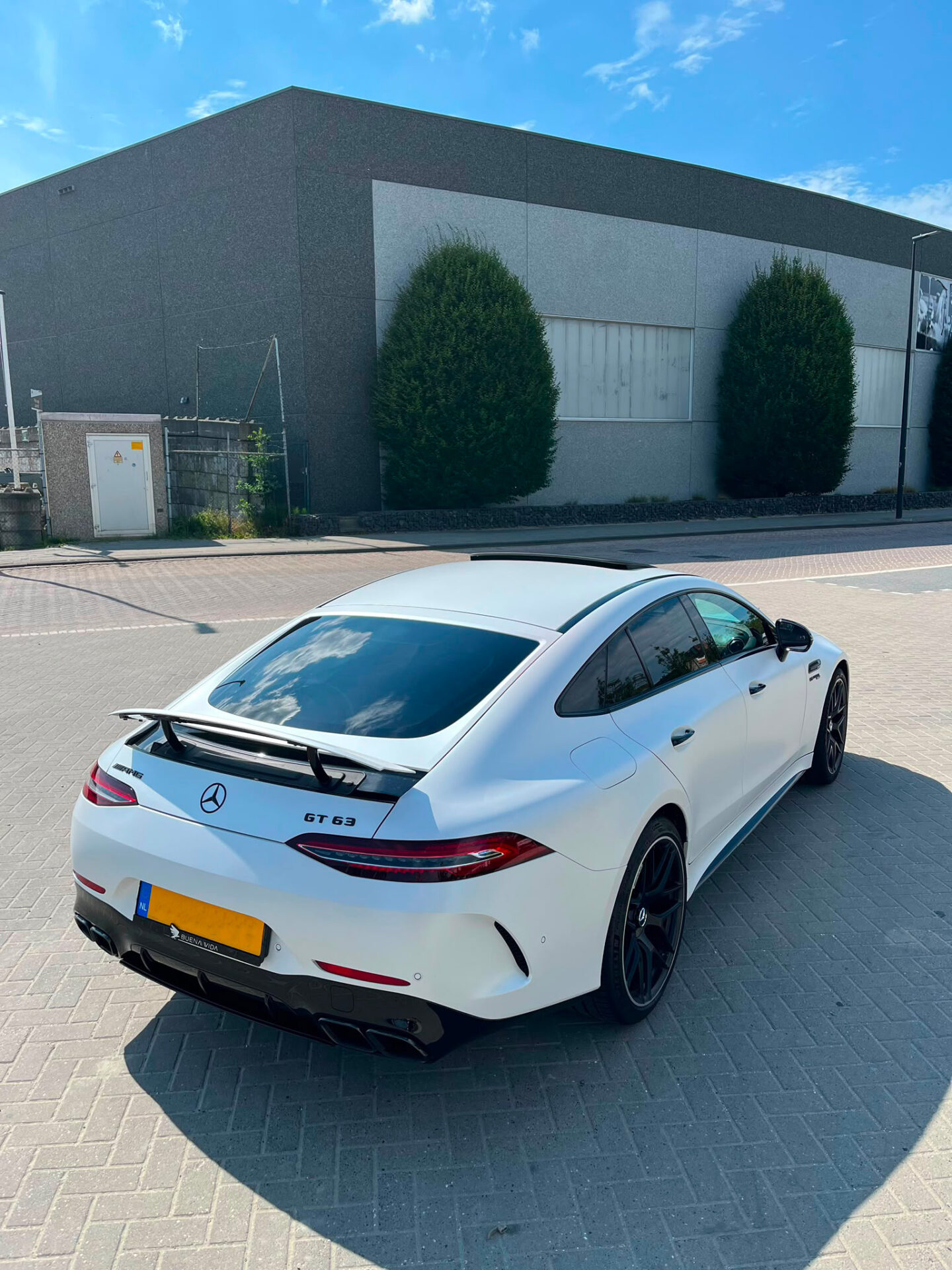 Mercedes gt63 amg wit schuin van achteren rechts