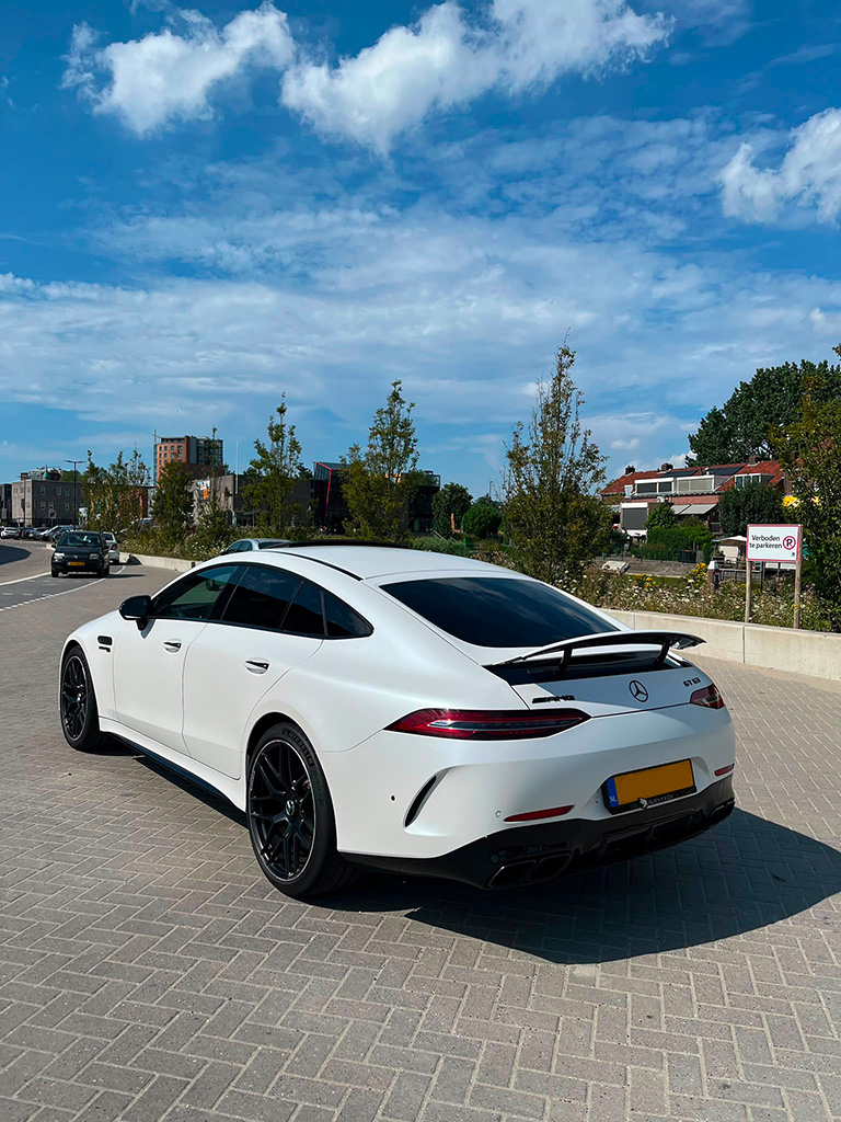 Mercedes gt63 amg wit schuin van achteren