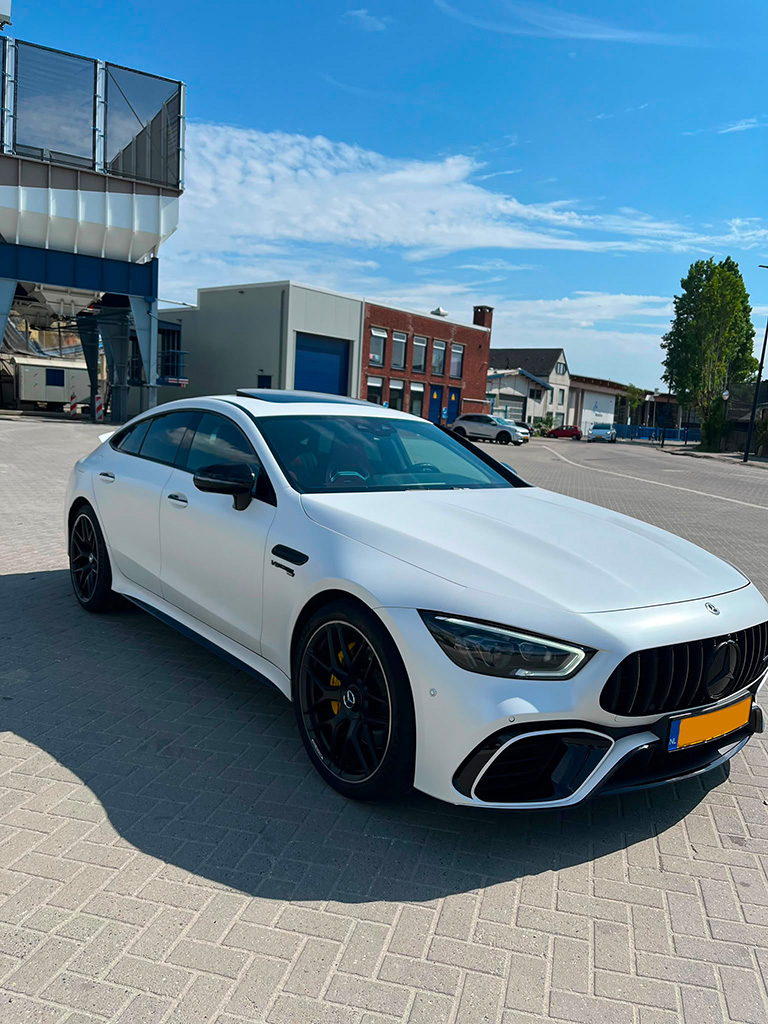 Mercedes gt63 amg wit schuin van voren
