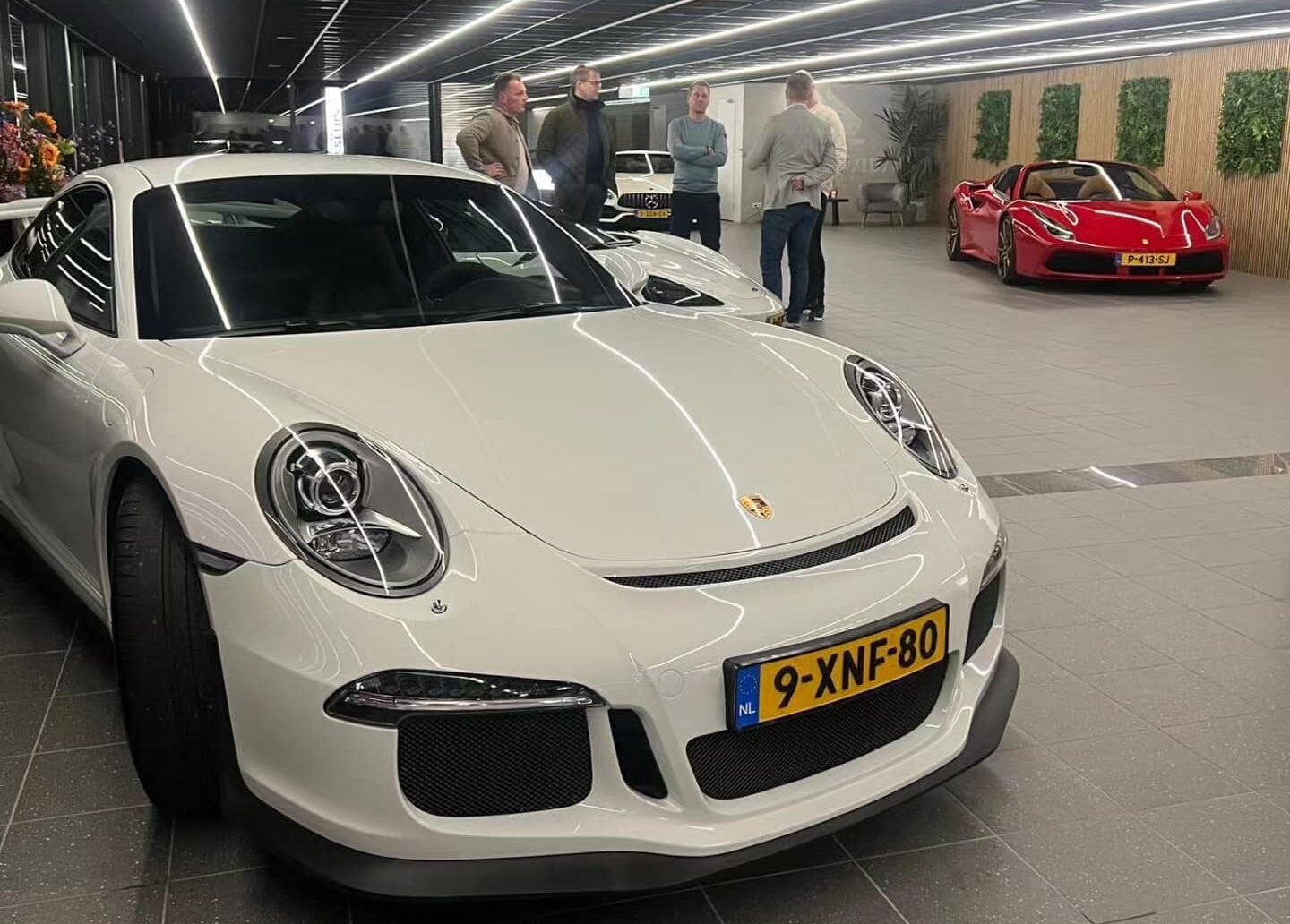 Witte Porsche en rode Ferrari bij Buena Vida