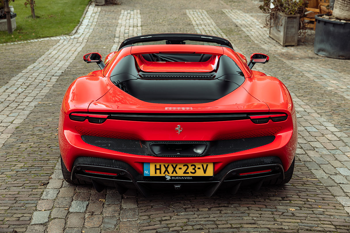 Ferrari 296 GTS achteraanzicht 1