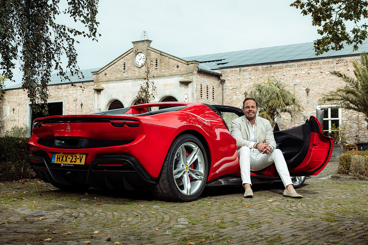 Ferrari 296 GTS achteraanzicht deur open