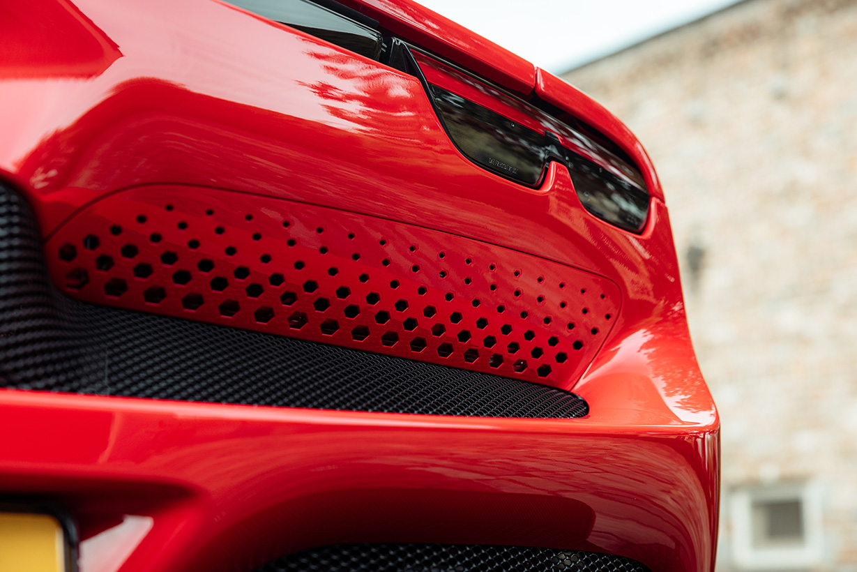 Ferrari 296 GTS achterkant dichtbij