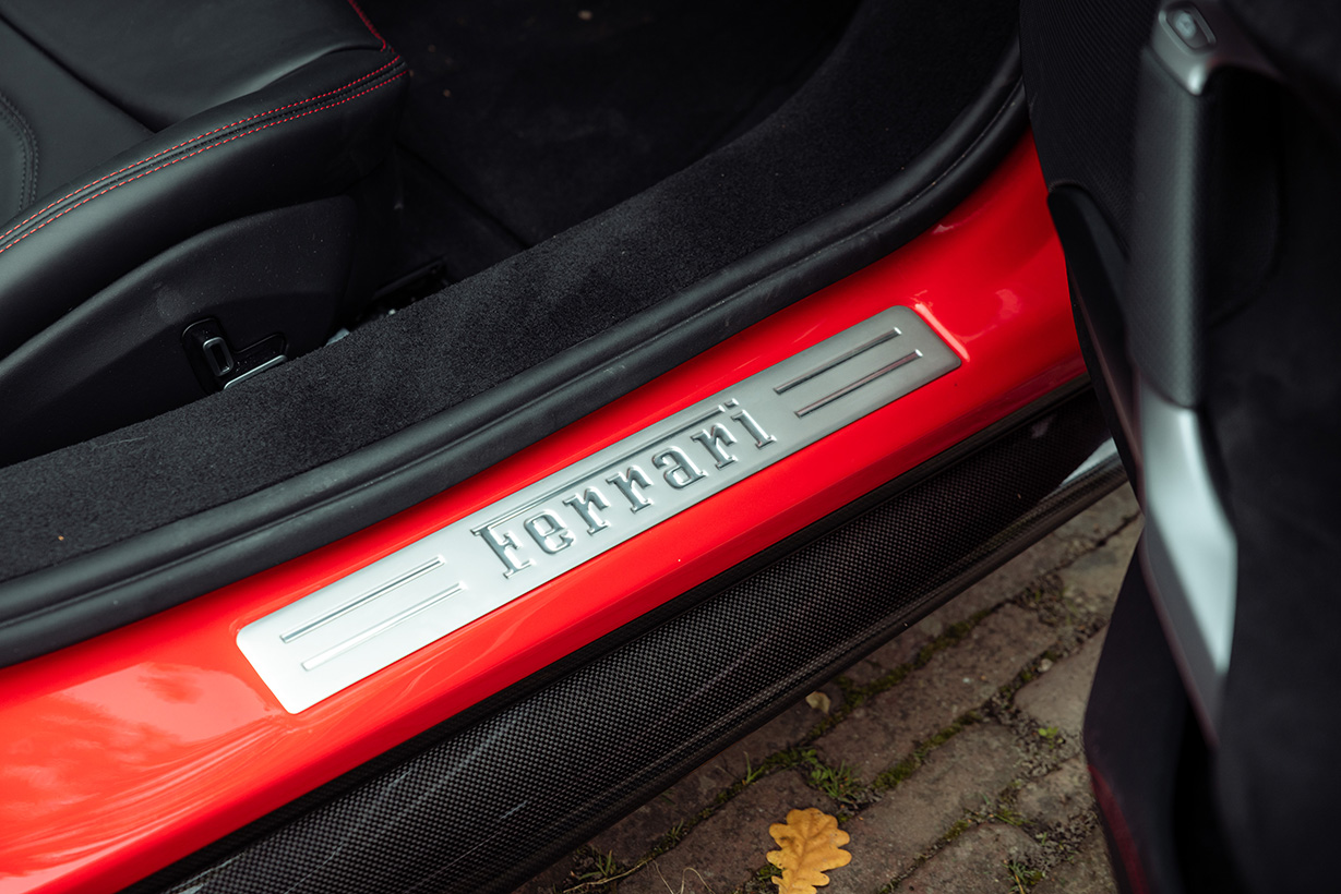Ferrari 296 GTS deur logo