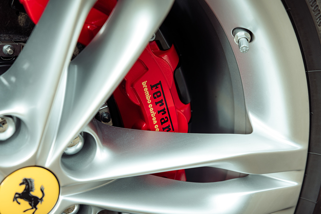 Ferrari 296 GTS velg dichtbij