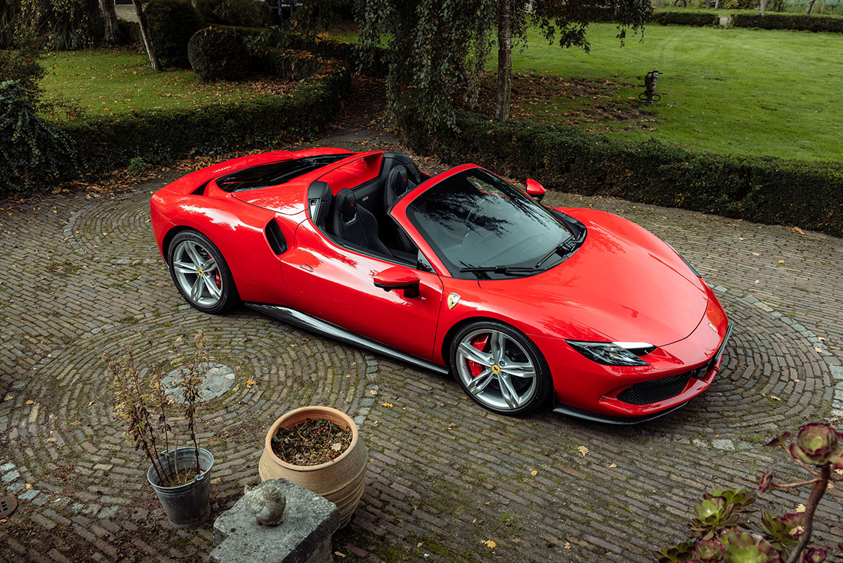 Ferrari 296 GTS zijaanzicht hoog