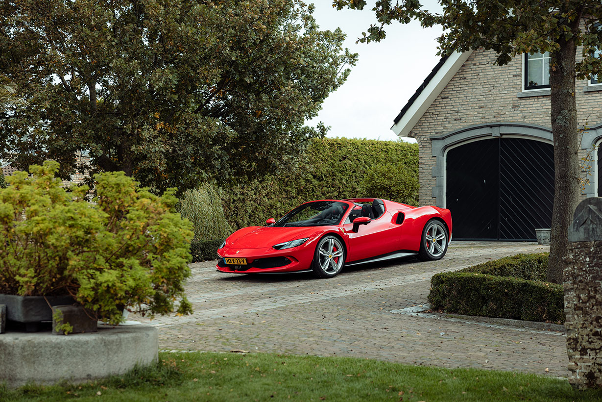 Ferrari 296 GTS zijaanzicht oprit