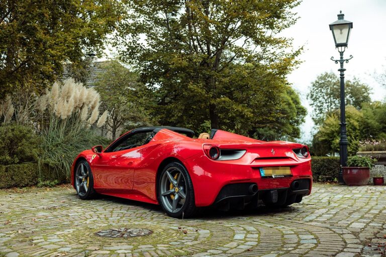 Ferrari 488 Spider achteraanzicht schuin