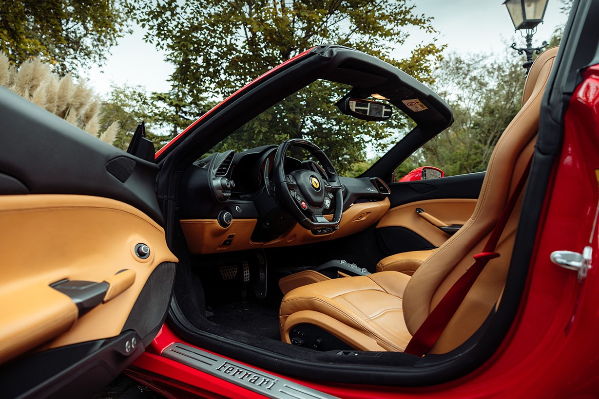 Ferrari 488 Spider interieur 1