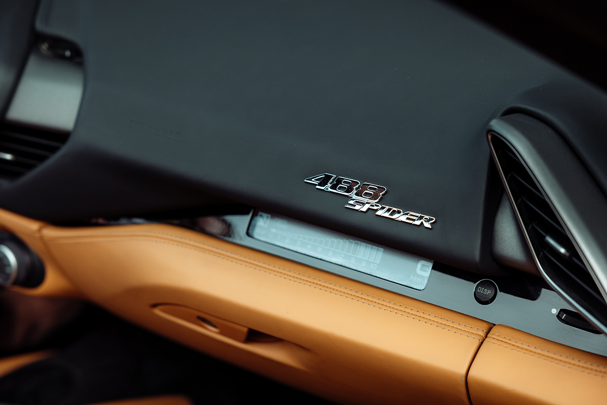 Ferrari 488 Spider interieur 2