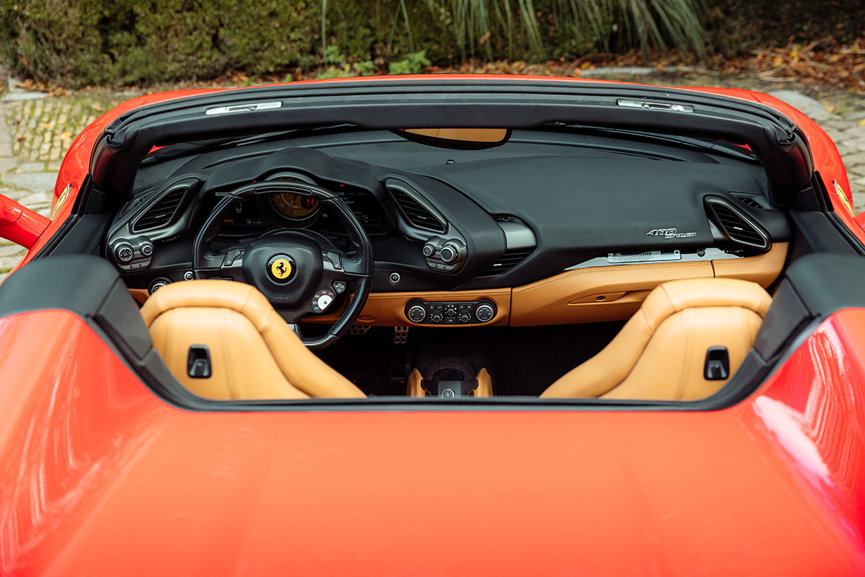 Ferrari 488 Spider interieur 4
