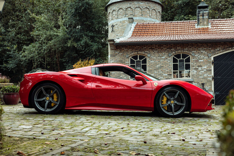 Ferrari 488 Spider zijaanzicht dak dicht