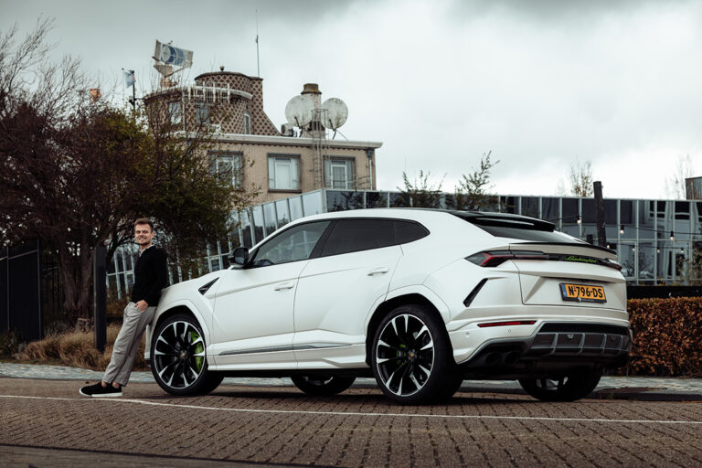 Lamborgini Urus achteraanzicht schuin