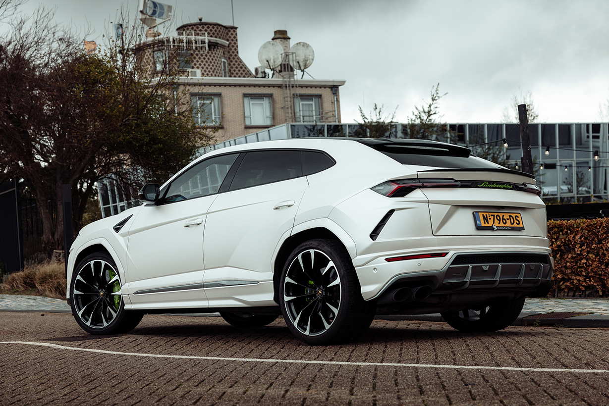 Lamborgini Urus achteraanzicht