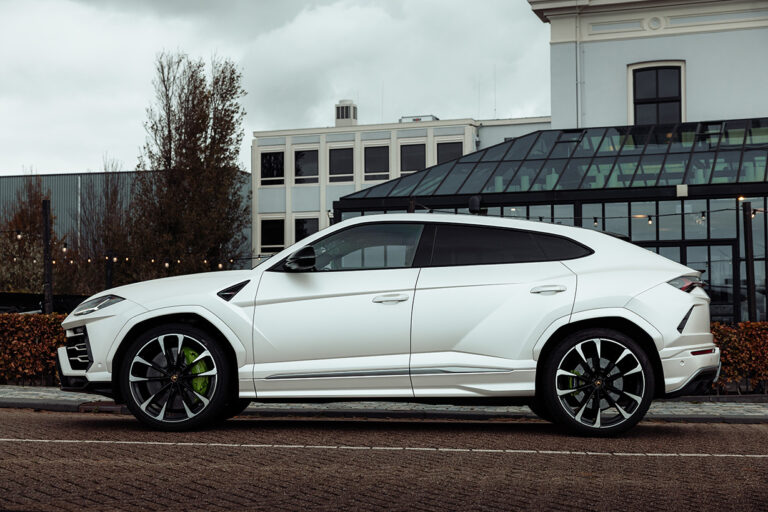 Lamborgini Urus zijaanzicht 2