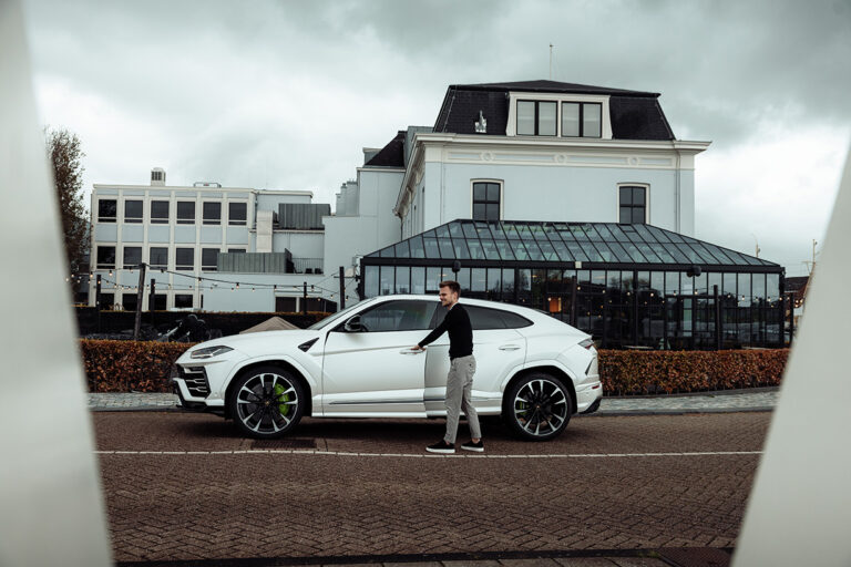 Lamborgini Urus zijaanzicht