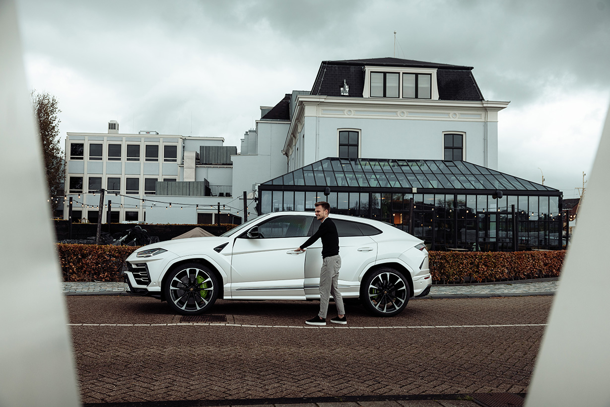 Lamborgini Urus zijaanzicht