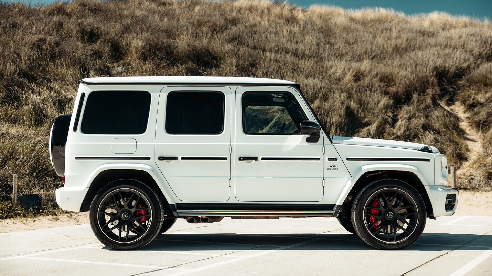 Mercedes G-wagon G-63 AMG wit zijkant
