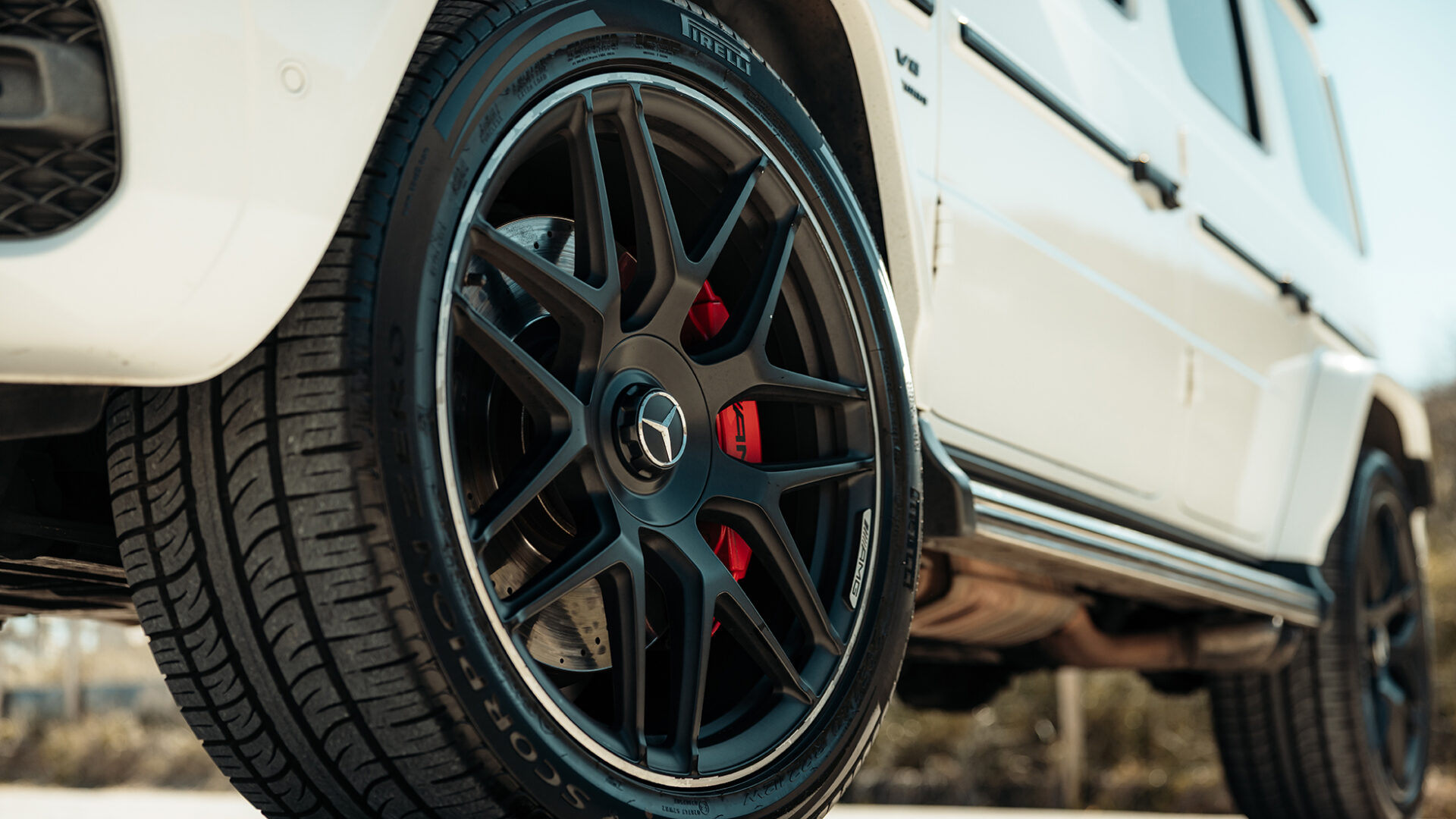 Mercedes G-wagon G-63 AMG wit details zijkant