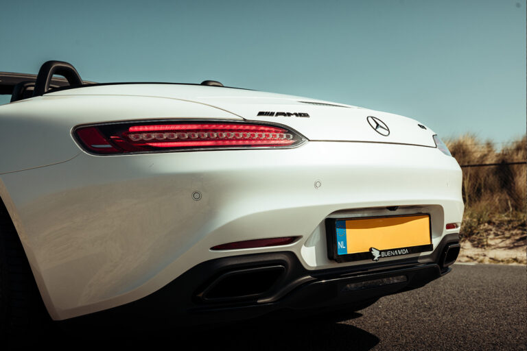 Mercedes AMG GTC wit acherkant laag standpunt