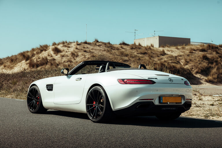 Mercedes AMG GTC wit achterkant met open dak