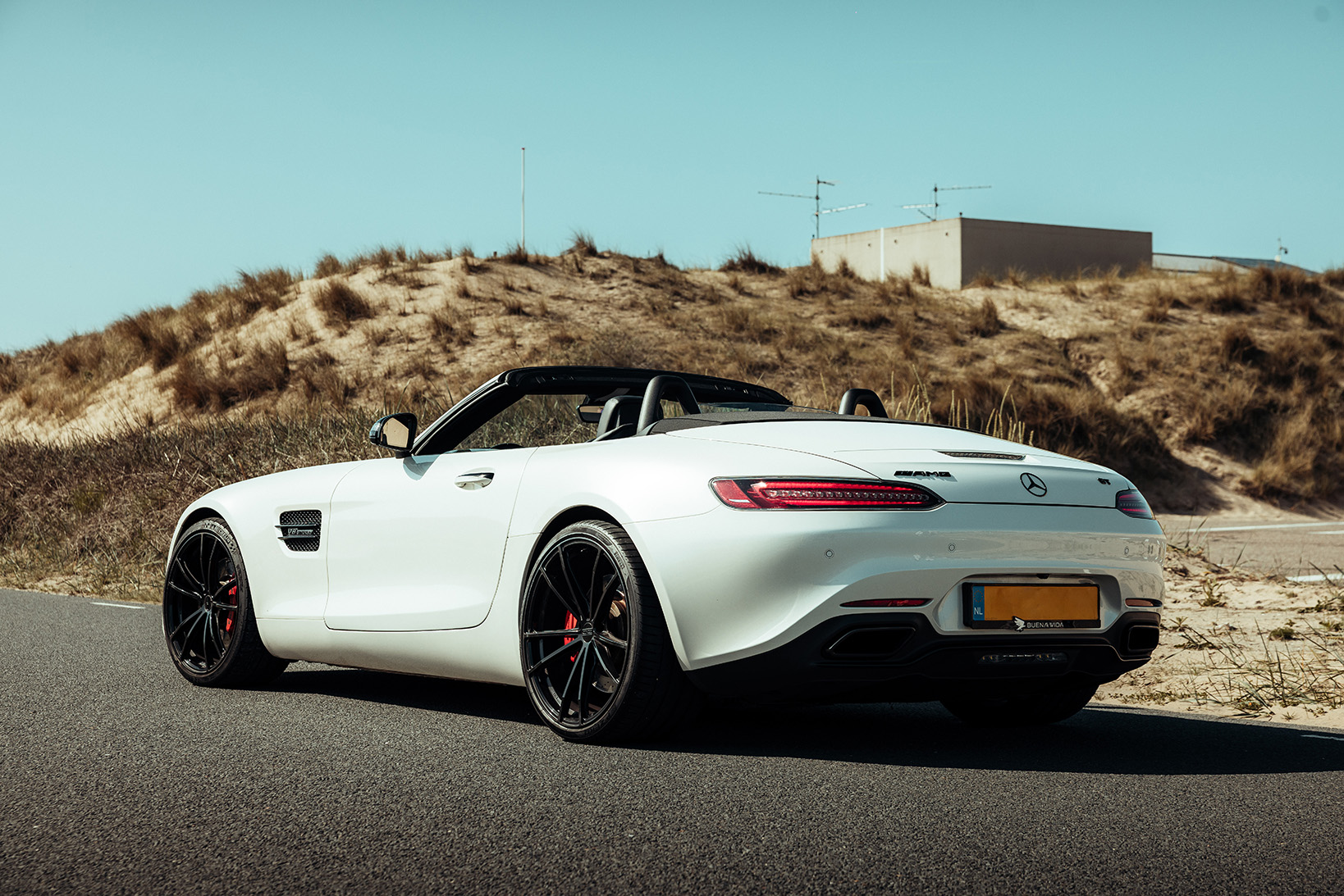 Mercedes AMG GTC wit achterkant met open dak