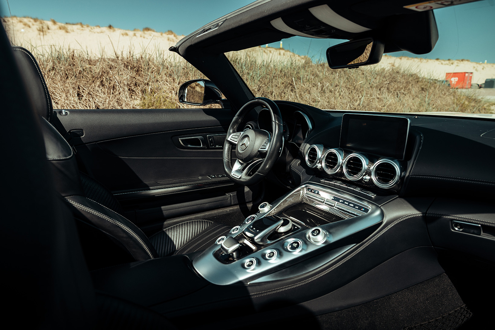 Mercedes AMG GTC wit bestuurders positie