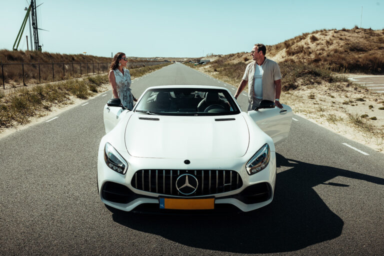 Mercedes AMG GTC wit frontaal met personen die instappen