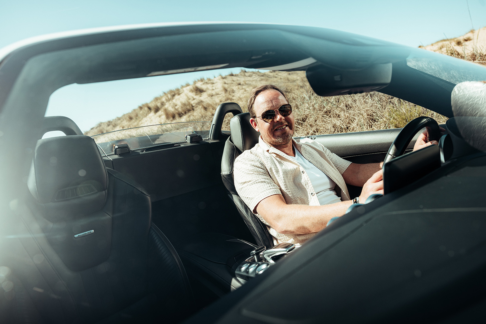 Mercedes AMG GTC wit met bestuurder