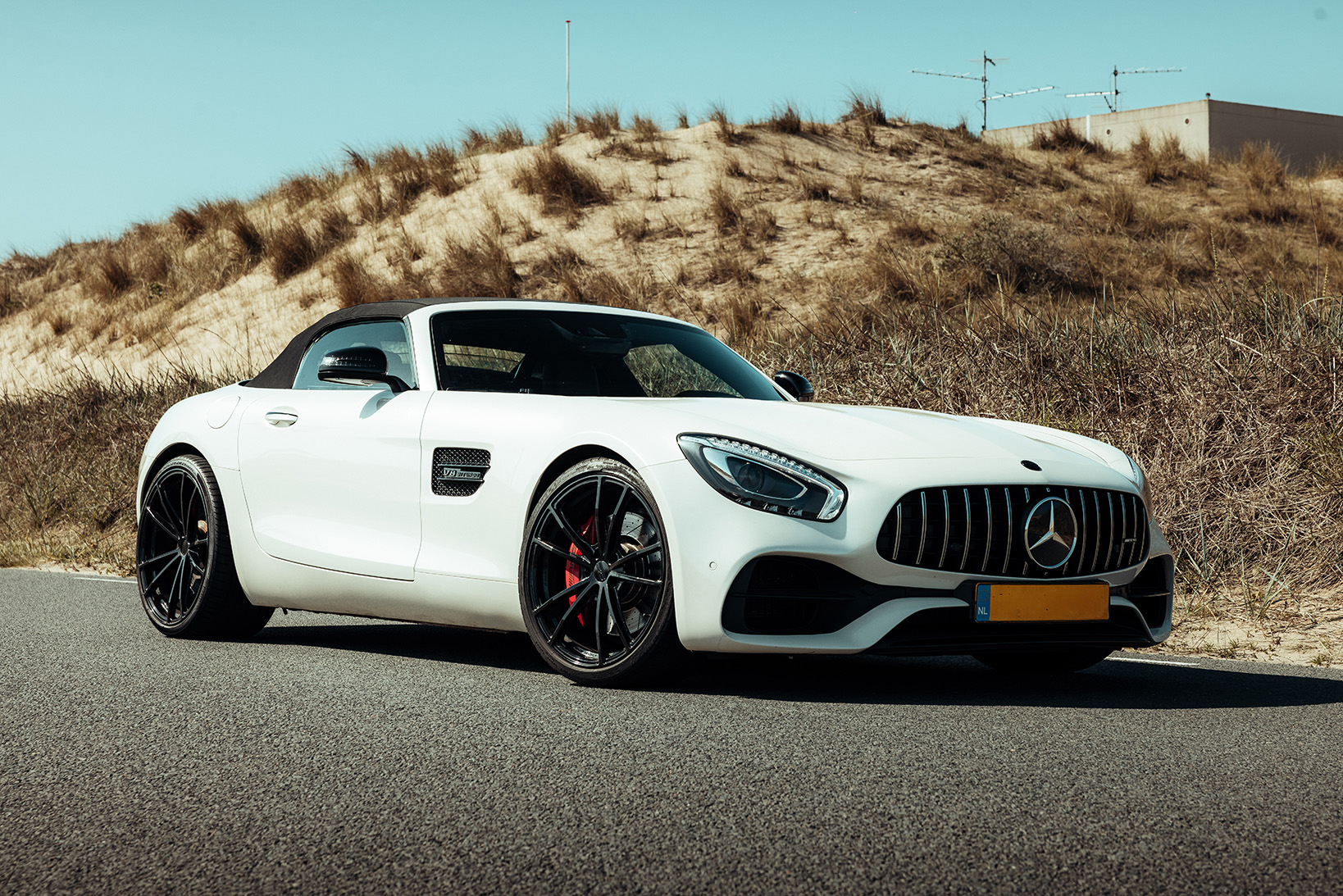 Mercedes AMG GTC wit schuin van voren dicht dak