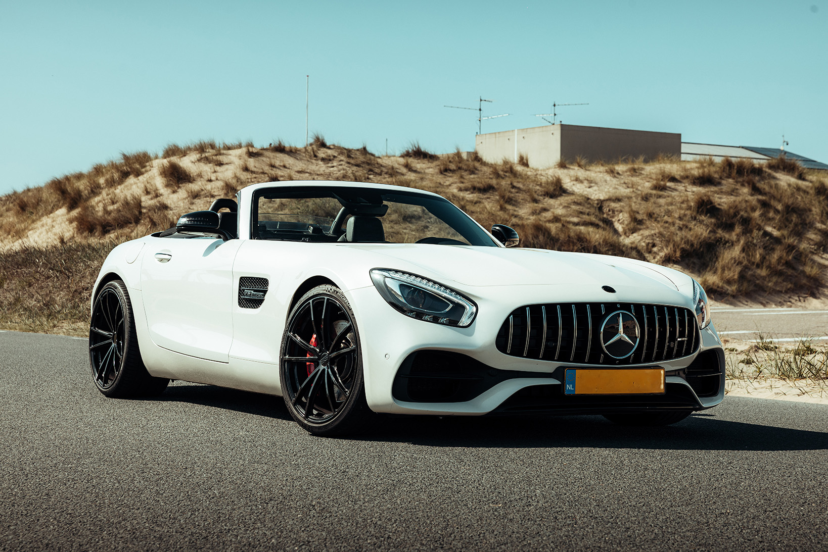 Mercedes AMG GTC wit schuin van voren open dak