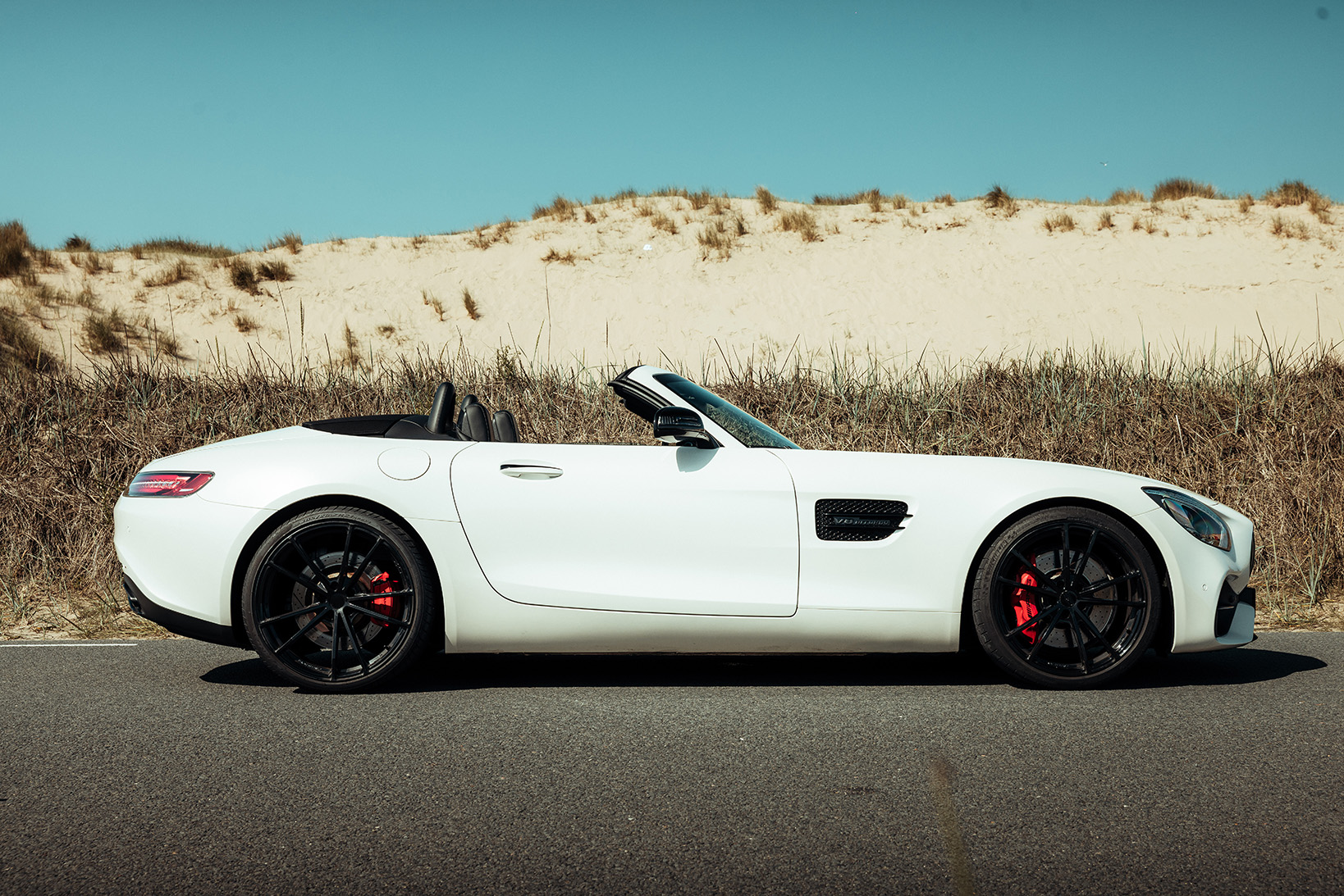 Mercedes AMG GTC wit zijaanzicht met open dak