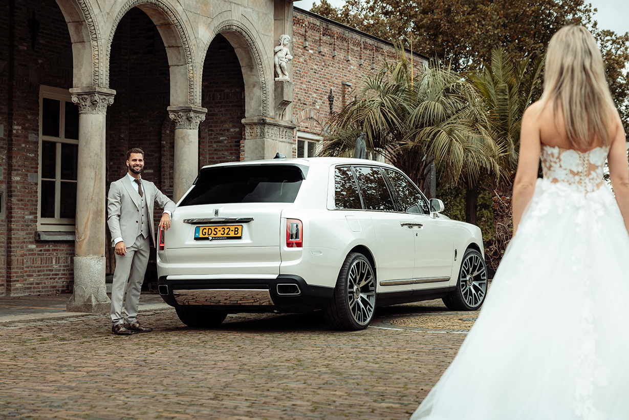 Rolls Royce Cullinan achteraanzicht 2