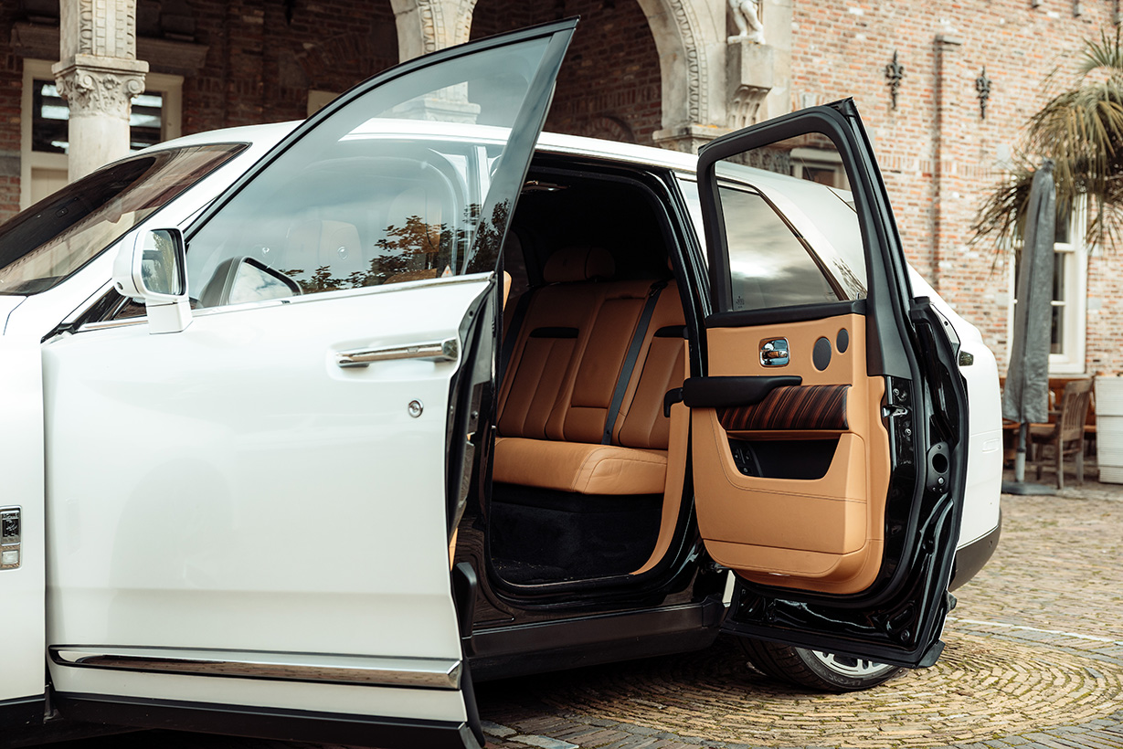 Rolls Royce Cullinan deuren open