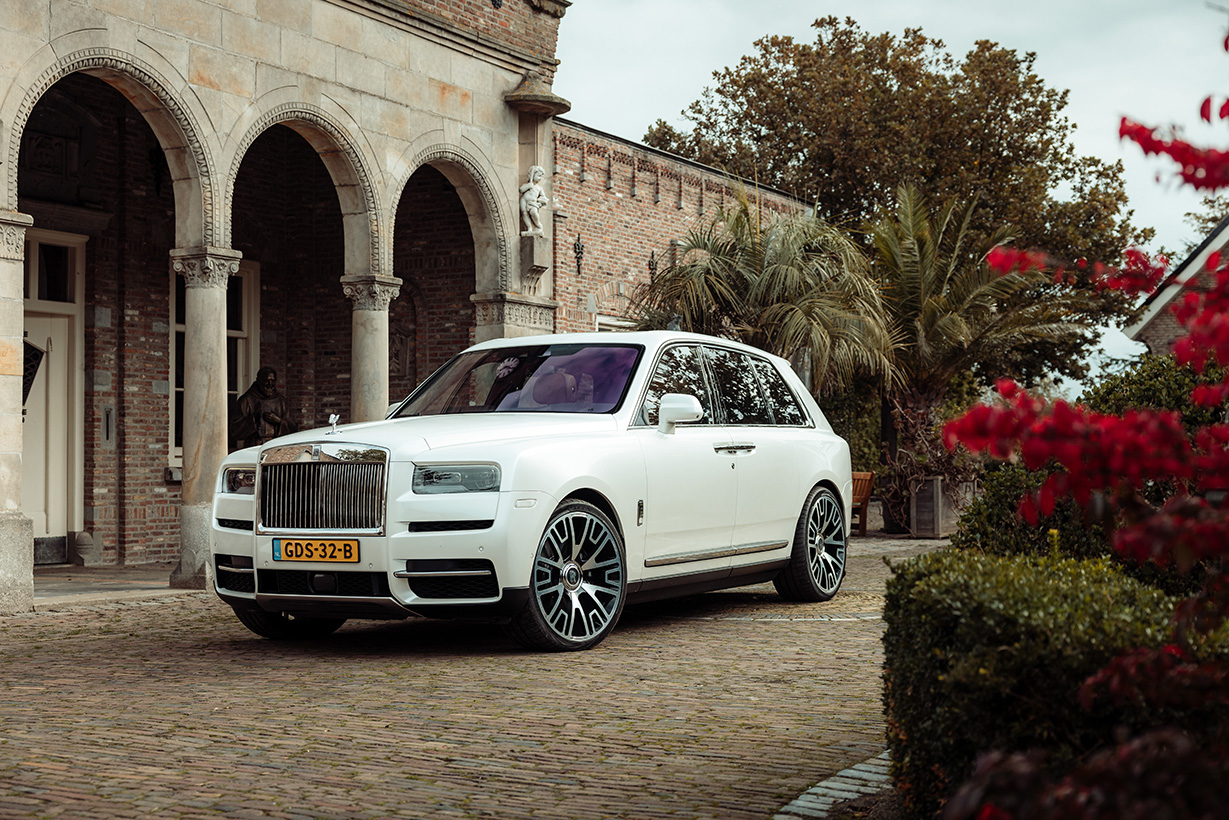 Rolls Royce Cullinan vooraanzicht 2