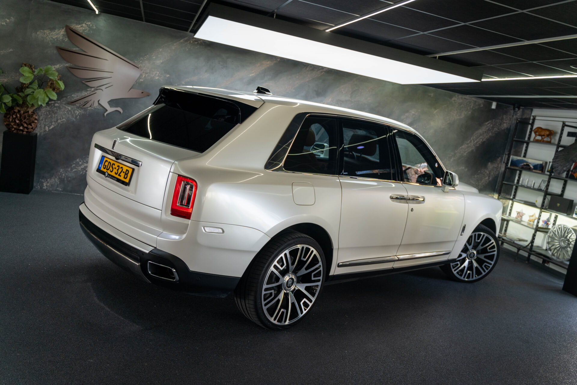 Rolls Royce Cullinan wit trouwauto verhuur