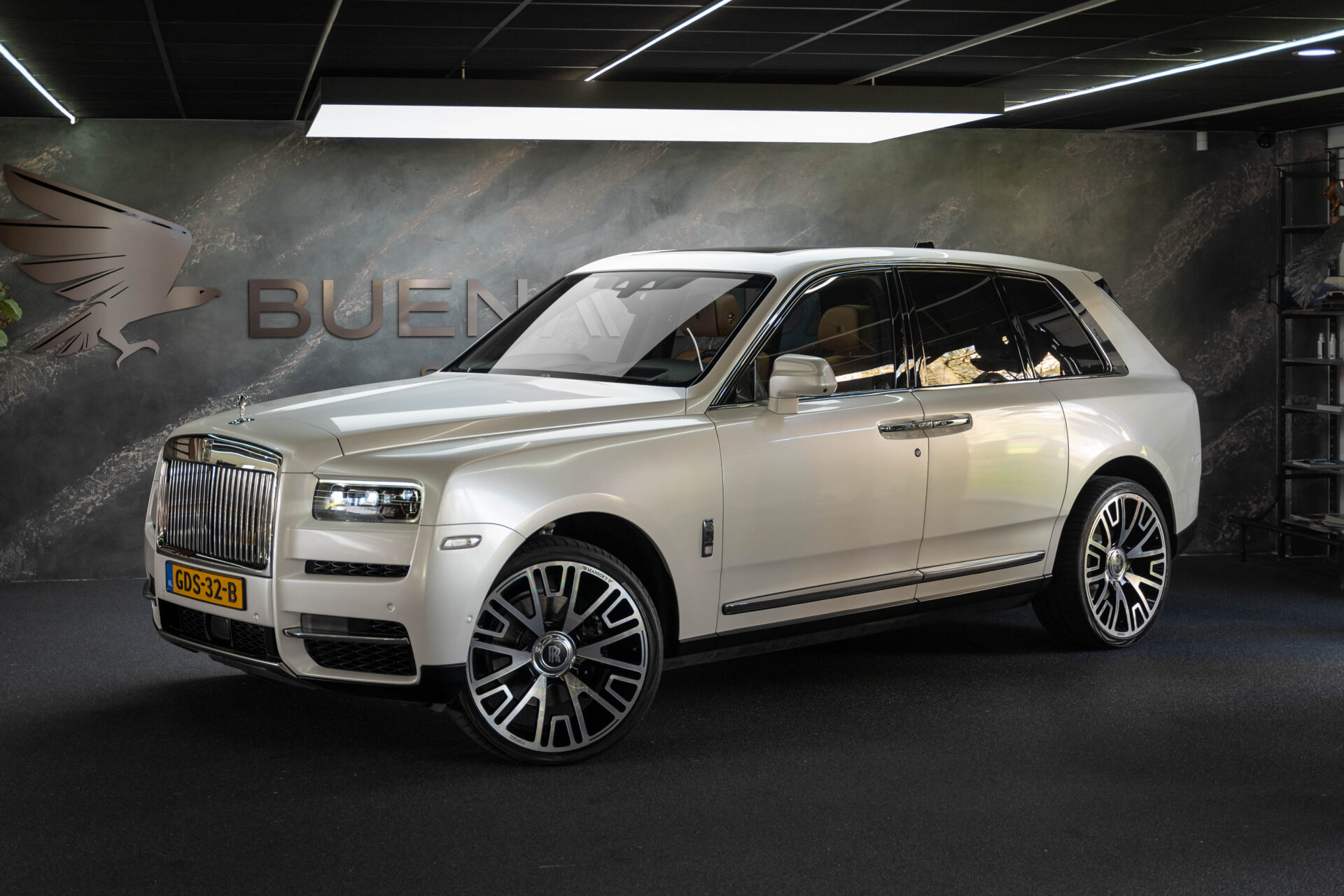 Rolls Royce Cullinan wit trouwauto verhuur2