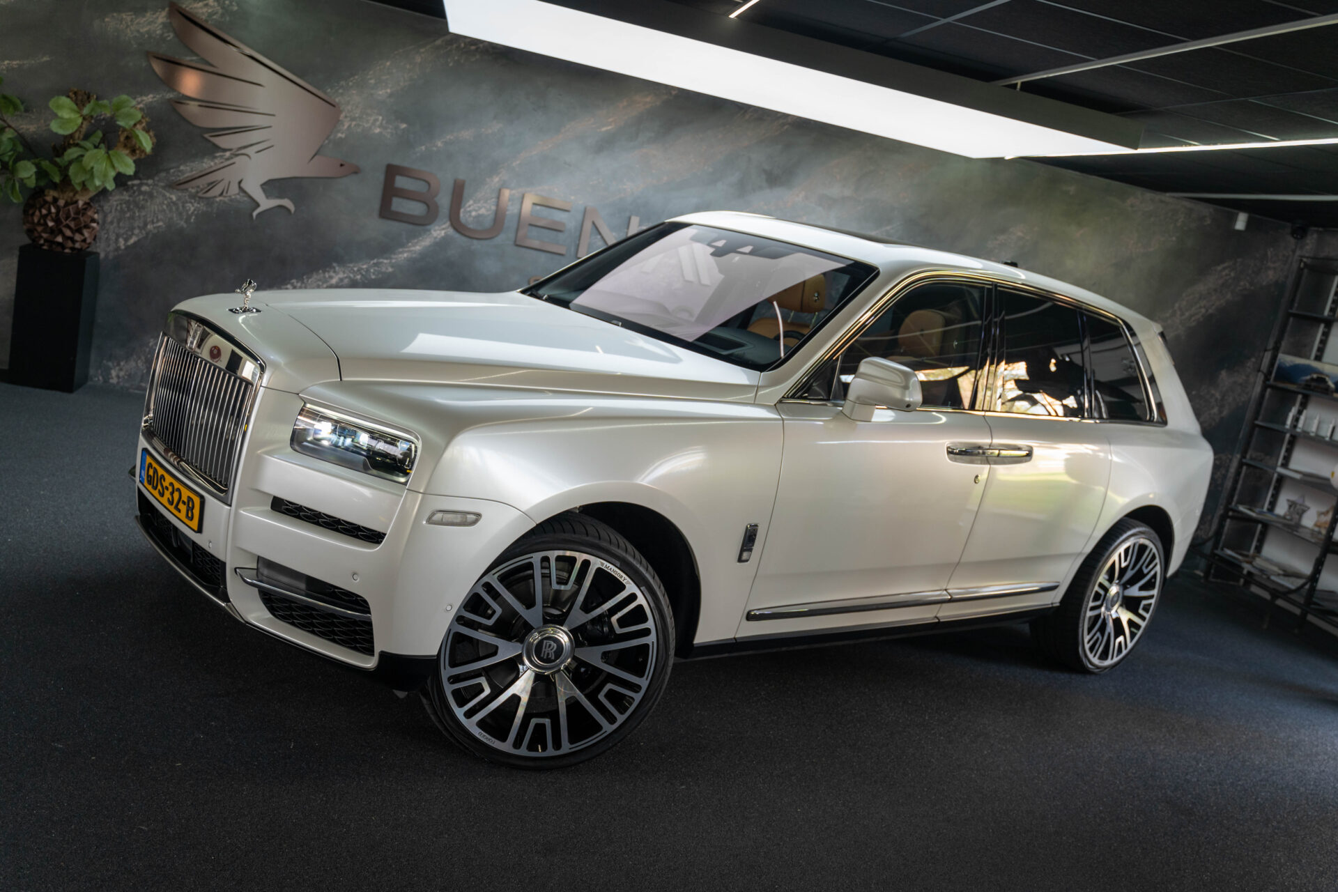 Rolls Royce Cullinan wit trouwauto verhuur 3