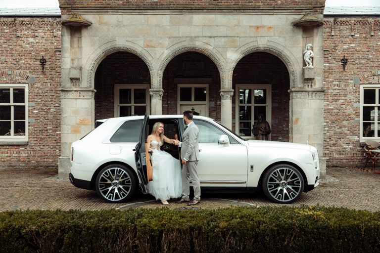 Rolls Royce Cullinan zijaanzicht deur open