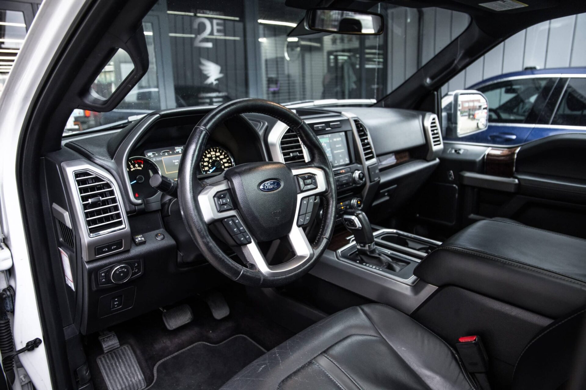 ford f 150 interieur scaled
