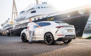 lamborghini urus achteraanzicht