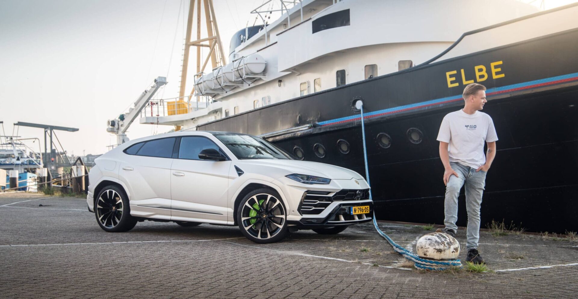 lamborghini urus buiten scaled