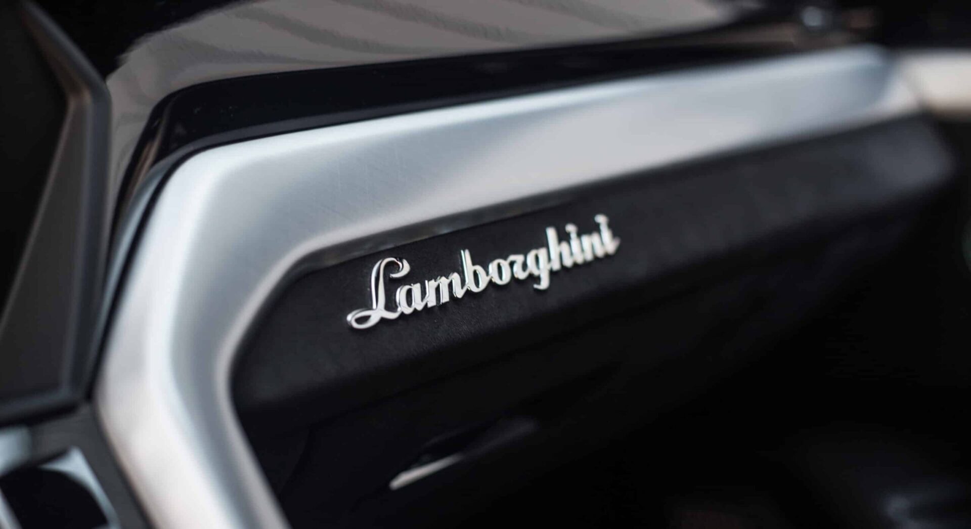lamborghini urus dashboard met merk scaled