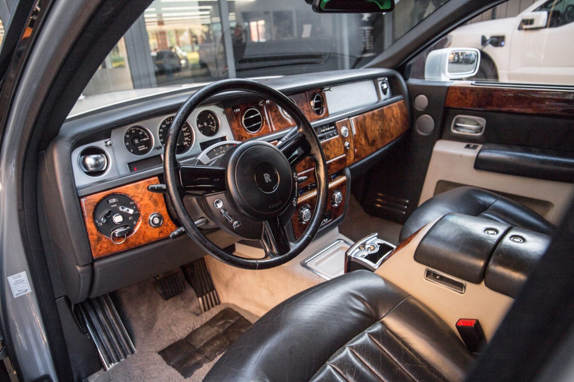 rolls royce phantom dashboard scaled